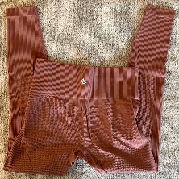 Savvi Ashtanga Textured Leggings in Clay EUC - Picture 2 of 5